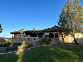 Central Sunbury home with top-hill views, high speed NBN and Netflix ready, Sunbury